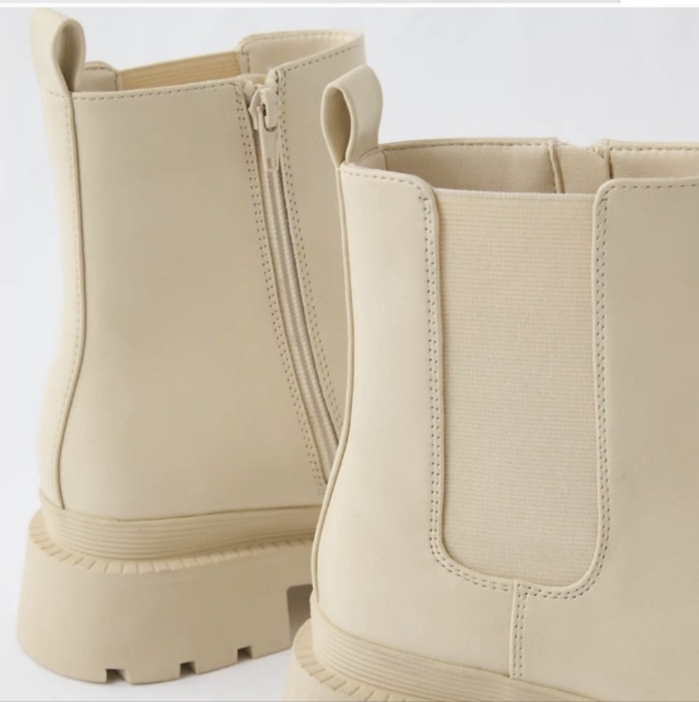 American Eagle Cream Chelsea Boots - Picture 5 of 16
